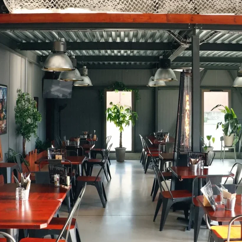 Foodtruck les affranchis La Planque à Toulouse — restaurant style industriel avec tables et suspensions métal